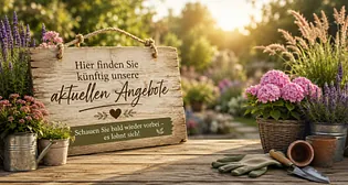 Blühender Garten mit Holzschild – attraktive Angebote für Erden, Rindenmulch, Gartenzusätze und Baustoffe bei Purrucker Baustoffe.